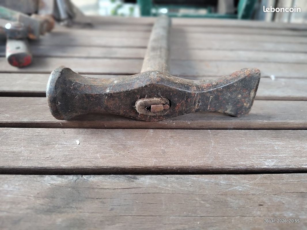 Marteau ancien à double facepanne croisée, typique des outils de forge ou de travail des métaux (image 2)