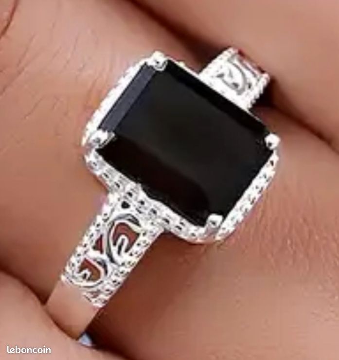 Magnifique bague en argent 925 ornée d'un beau cristal carré noir en zircone. Taille 59. Prix négociable (image 2)
