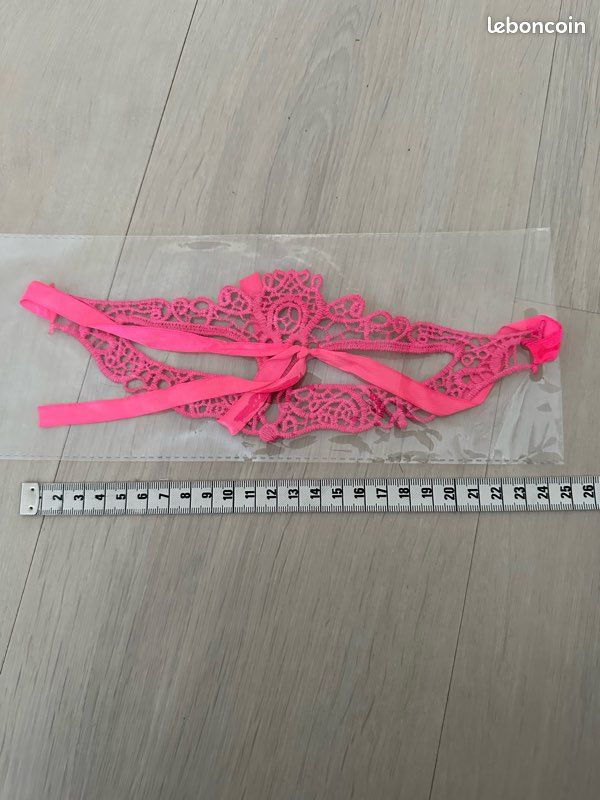 Masque dentelle rose fluo (image 2)
