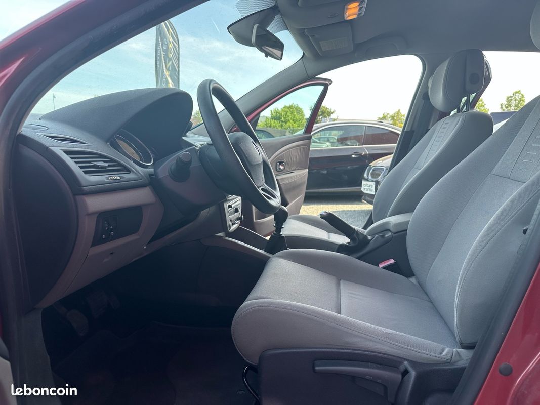 Renault Megane 3 Berline 5 ptes 1.9 DCI 131 CH AUTHENTIQUE - GARANTIE 12 MOIS (image 20)