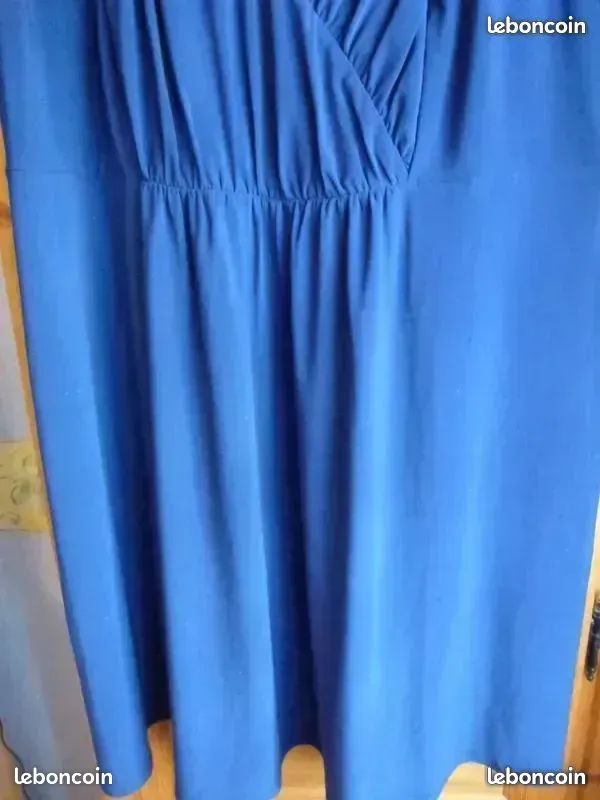 Vend une très jolie robe dentelle haut et au dos marine super agréable a porté car 5% d élasthanne taille 50/52 (image 3)