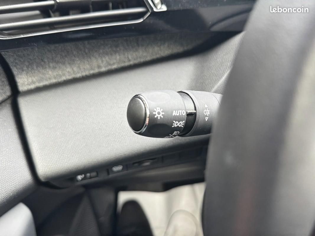 Peugeot 408 PureTech 130 ch S&S EAT8 Allure Pack (image 21)