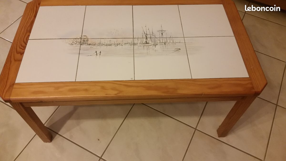 Table basse en pin et carrelage blanc (image 1)