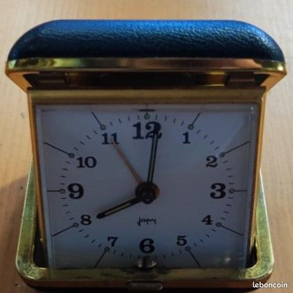 Réveil De Voyage Vintage DOGMA - Mécanique, à Clapet, Laiton, Années 50, état Correct