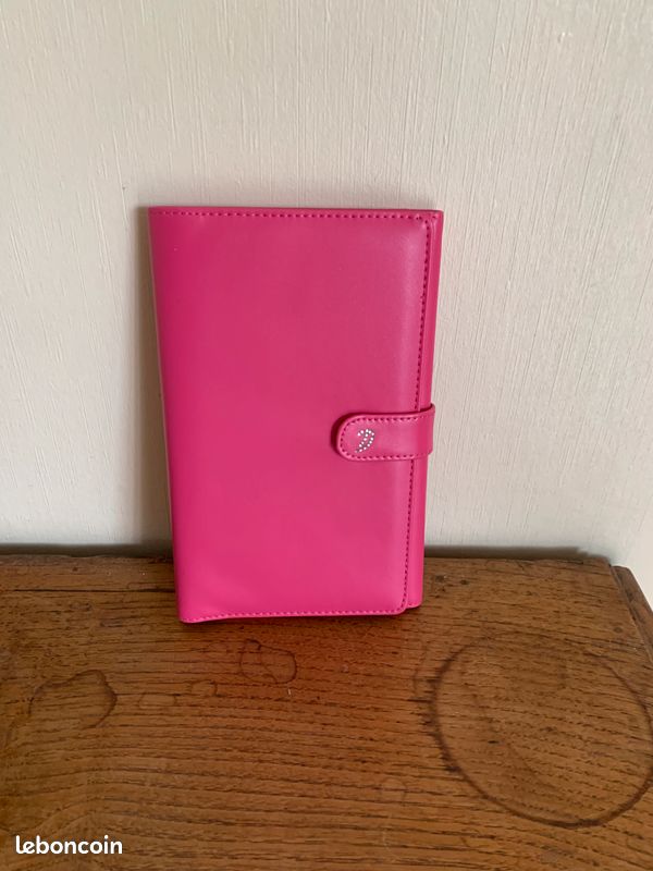 Porte monnaie, porte feuille rose en vinyl (image 1)