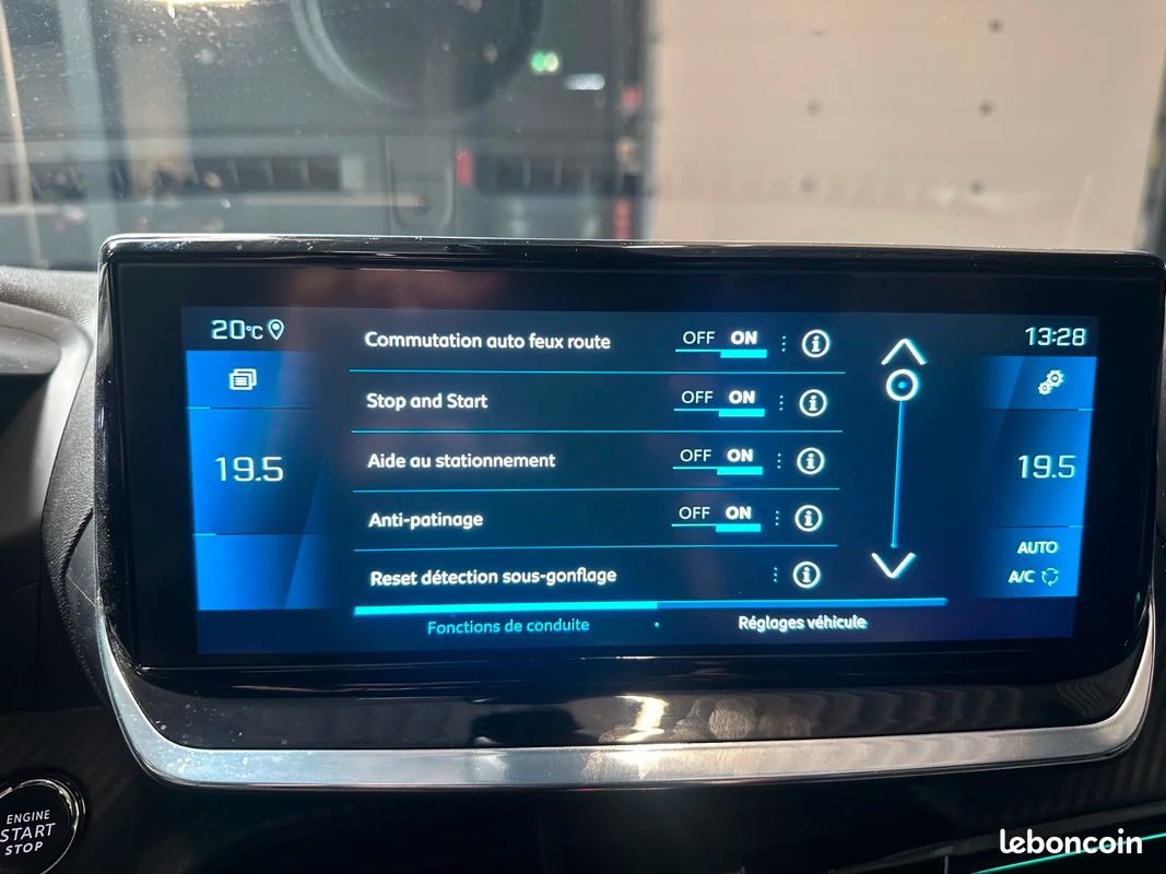 PEUGEOT 2008 BlueHDi 130 S&S EAT8 GT Pack* ENTRETIEN COMPLET + TOIT PANORAMIQUE + ATTELAGE (image 38)