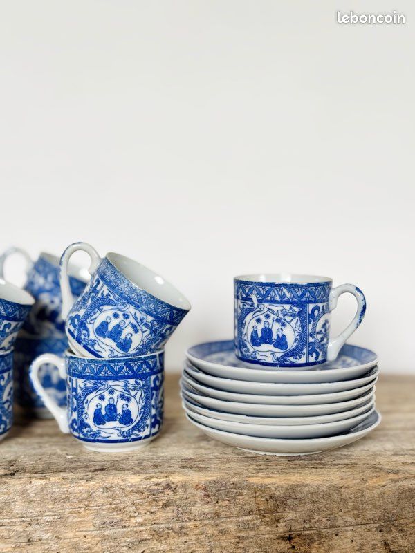 Service à café en porcelaine blanche motif roses bleues art deco