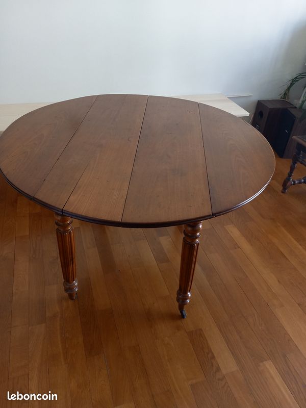 Table ronde en bois (image 1)