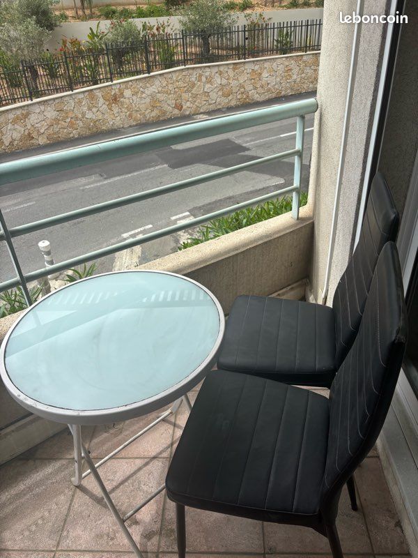 Table et chaises balcon (image 2)