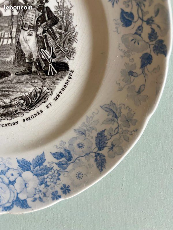 Assiette parlante Niderviller ancienne – décor floral bleu (image 4)