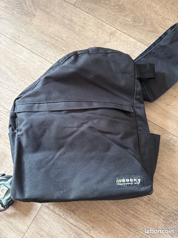 Très beau sac à dos noir avec une bretelle transversale large