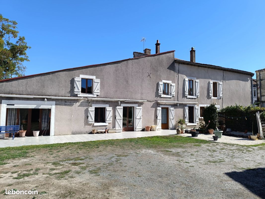 Maison 11 pièces 258 m² · à Frontenay-Rohan-Rohan · 258 m² · 240 000 €