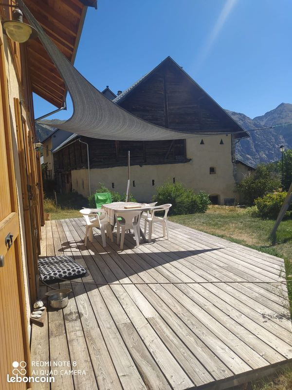 Maison type chalet au calme avec terrasses et jardins (image 2)