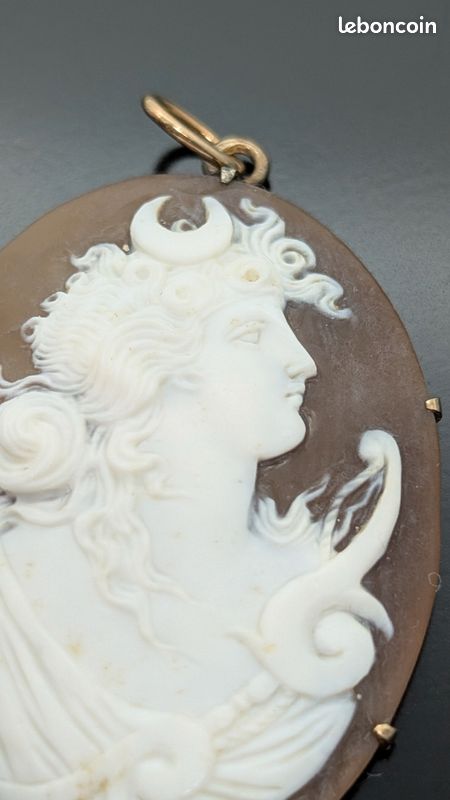 Pendentif Ancien Camée - Profil De Femme En Celluloïd, Cadre Métal Argenté - Vintage XXe Siècle