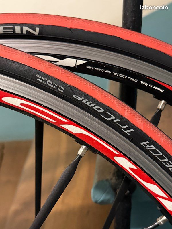 Roues fulcrum racing à pneus patins excellent état Équipements