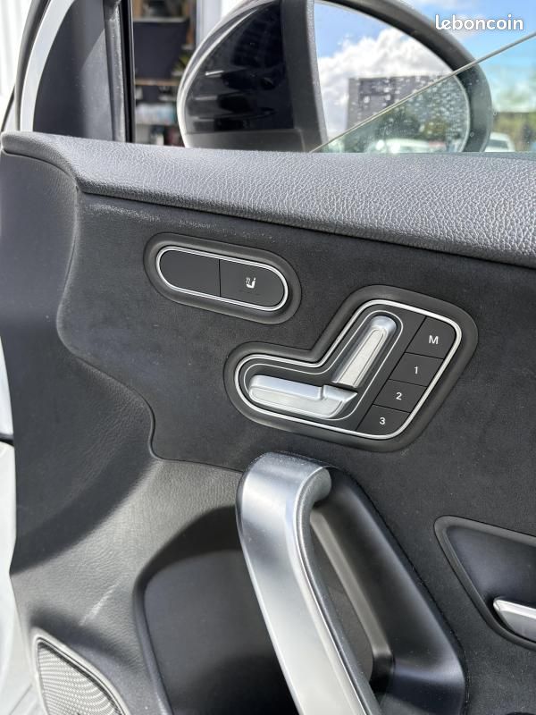Mercedes Classe A A200D moteur mercedes pack AMG ( éclairage d'ambiance, Toit Ouvrant, Siège élec... (image 15)