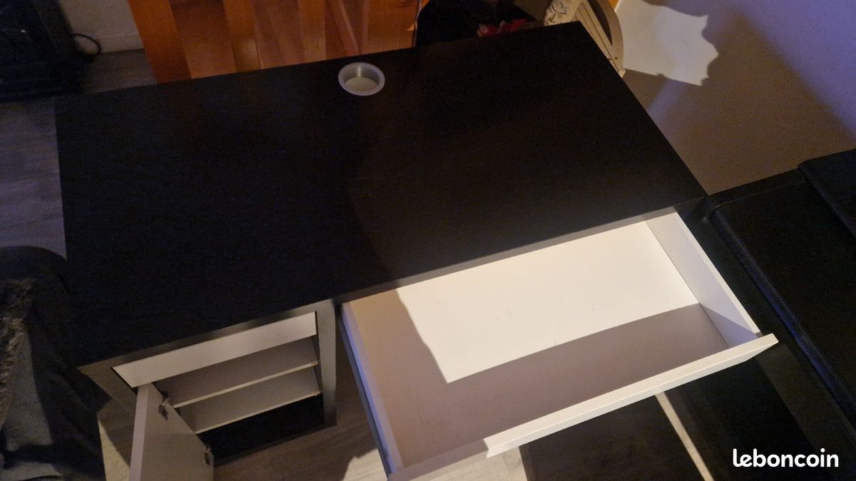 Bureau MICKE IKEA (dim: 105 x 50cm) (image 2)