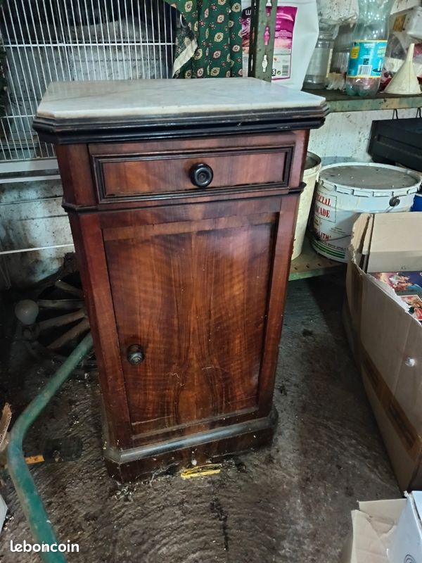 Vend chambre avec armoire et lit Louis XV bon état 300 euros et un chevet Napoléon 3 (image 2)