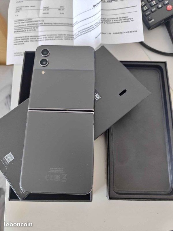 Titre : Samsung Galaxy Z Flip 4 (image 1)