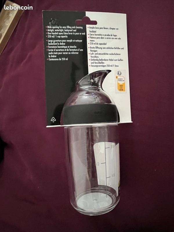 Good Grips Shaker à Vinaigrette 240ml - Bouteille Mélangeur Sauces Manuel, Facile à Verser, Résistant Aux Éclaboussures Noir