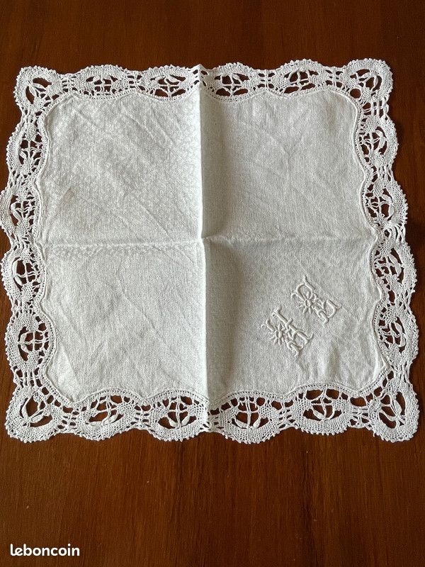 Lot 12 serviettes de table en lin damassé , brodées monogramme et dentelles (image 3)
