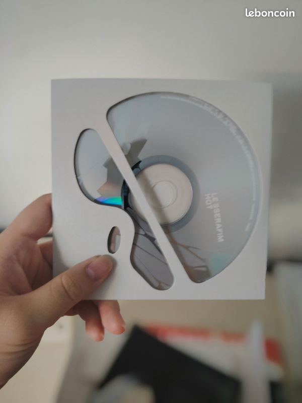 LESSERAFIM - Hot album (image 5)