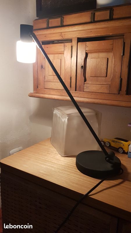Lampe de bureau contemporaine – Chevet minimaliste Madura - Métal noir et blanc (image 1)