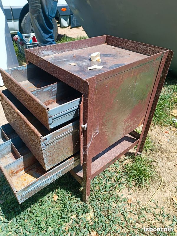 Petit meuble de rangement en métal (image 3)