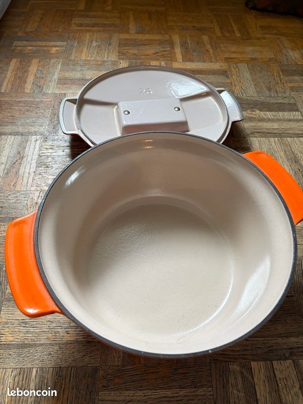 Flamme Dorée. Cocotte ovale en fonte Orange Volcanique 29 cm, 4,7L - Le Creuset