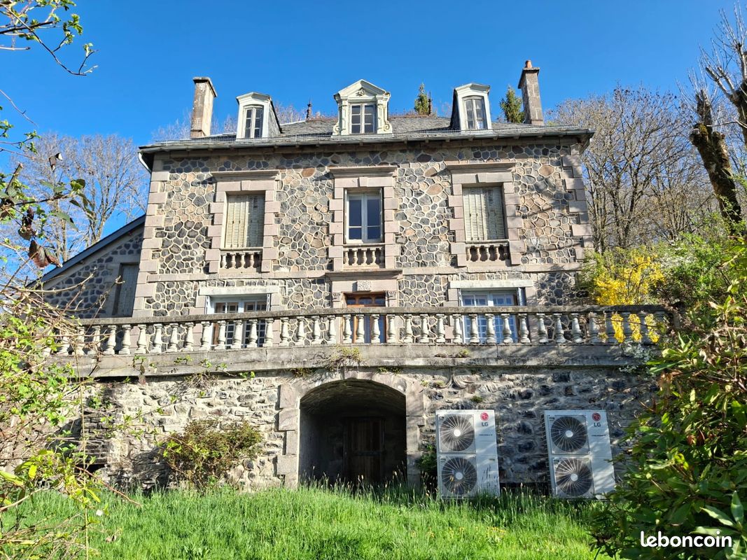 Maison 11 pièces 326 m² · à Vèze · 326 m² · 249 000 €