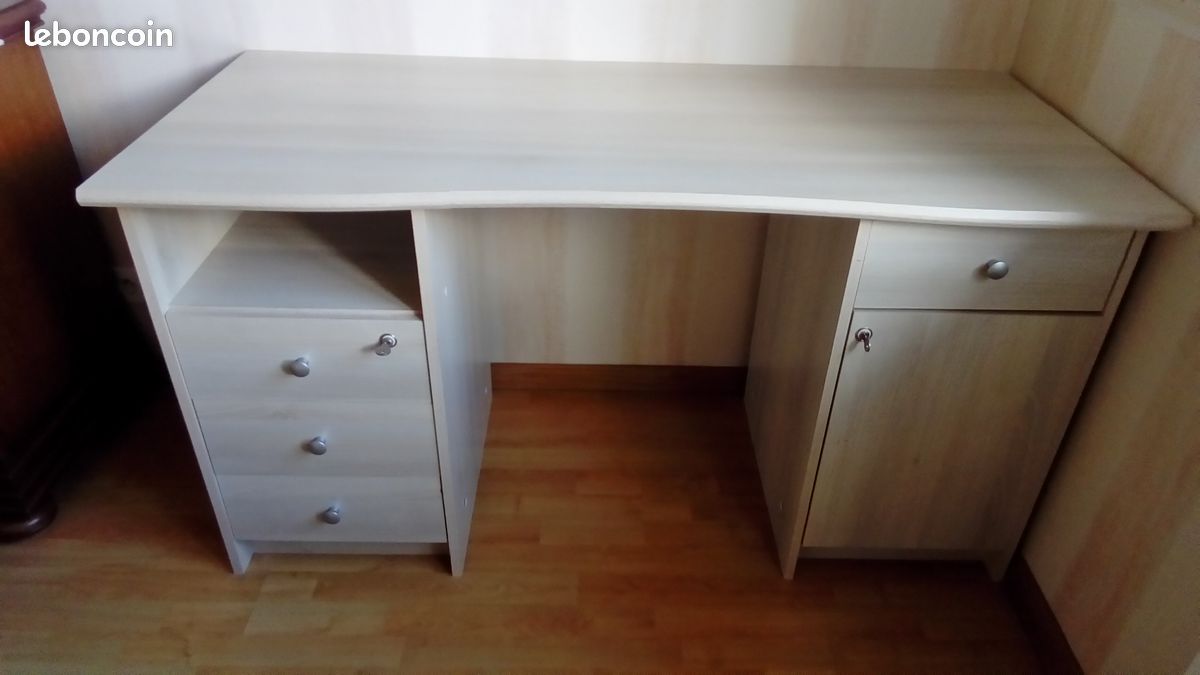 Bureau (image 1)