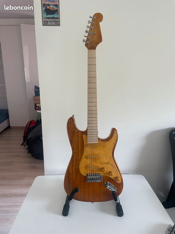 Guitare électrique type stratocaster SSS (image 1)