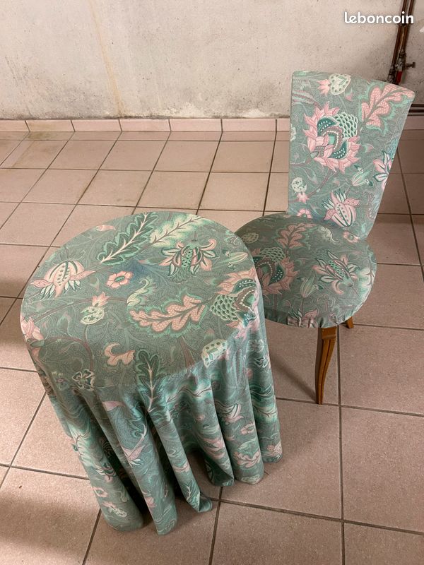Ensemble table nappée et chaise assorties : Guéridon recouvert d’une nappe ronde et Chaise couverte du même tissus (image 1)
