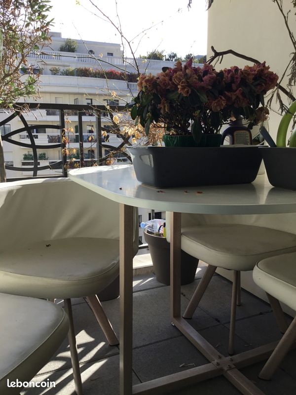 Table et 4 chaises (image 1)