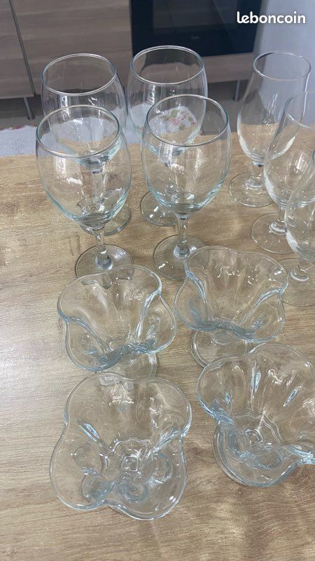 Utils de cuisine- Lot de verrerie vintage - Environ 50 pièces - Verres, coupes à glace, carafe - Bon état (image 13)