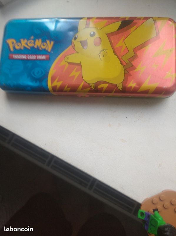 Carte pokémon rare dans un boîtier (image 2)