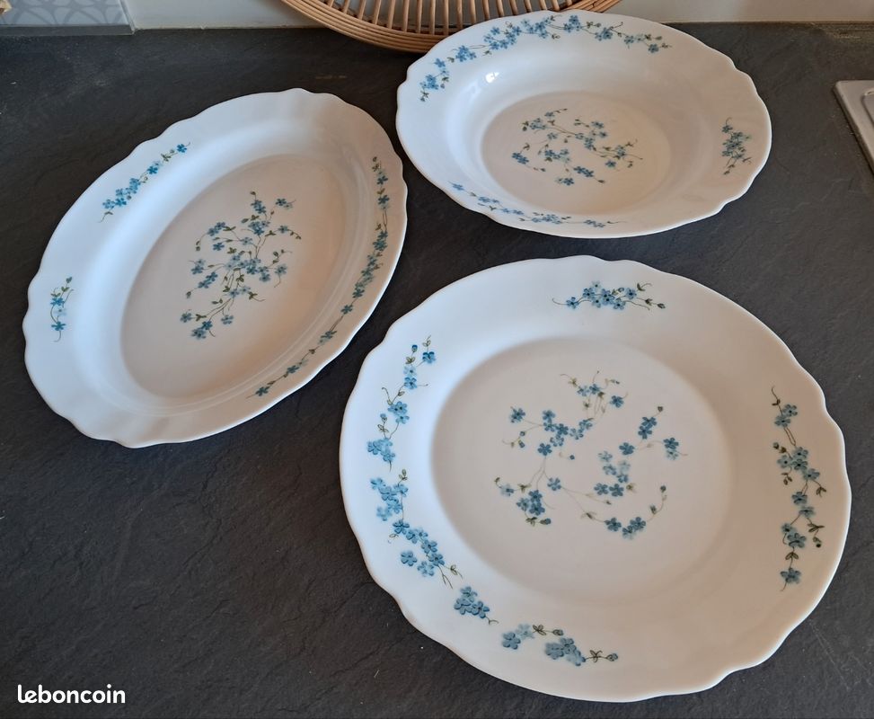 GRAND PLAT CREUX ARCOPAL MYOSOTIS VERONICA VINTAGE de 29 cm de diamètre 4,5 cm de