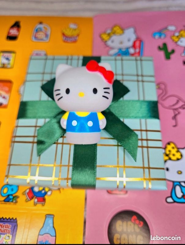 Set Hello Kitty đ neuf figurine et stickers (image 2)