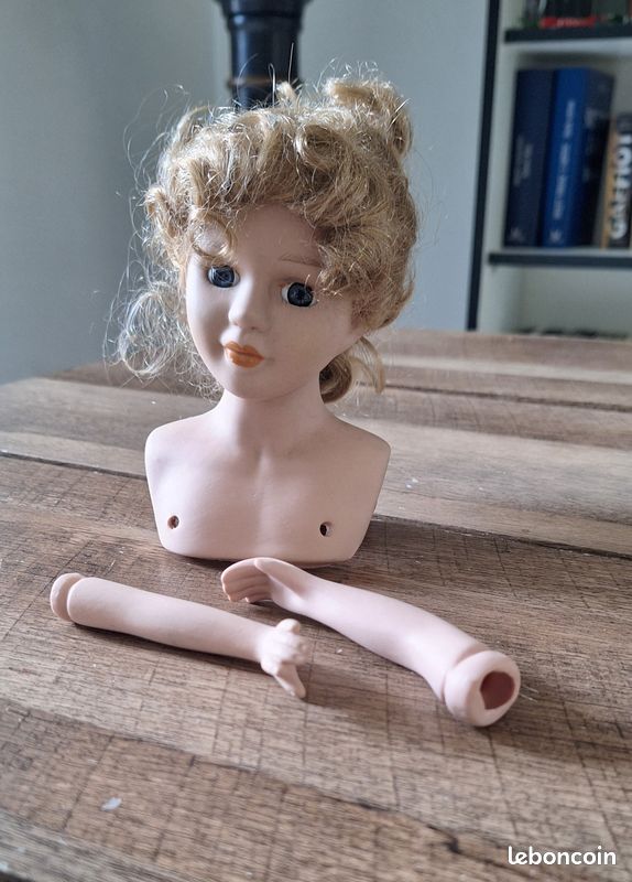 Poupée tête porcelaine, yeux fixes et bouche ouverte (taille n°8