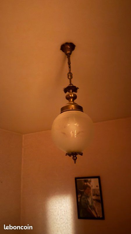 Suspension vintage globe en verre dépoli gravé et laiton (image 2)