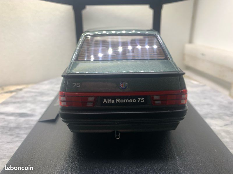 Alfa Romeo 75 1988 échelle 1/18 – Miniature Triple 9 Argentée, Neuve Sous Emballage