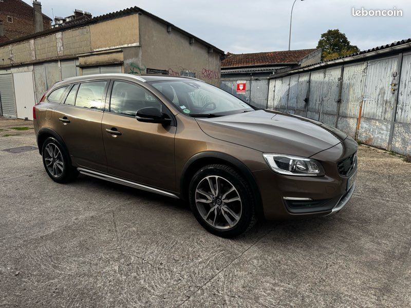 Volvo V60 cross country D4 190ch (image 1)