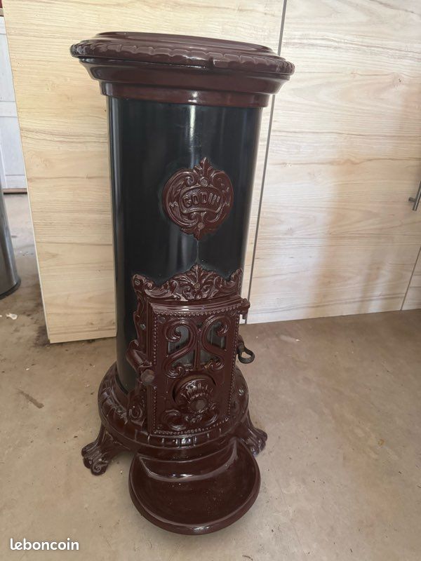 Magnifique, poêle à bois en fonte Godin en très bon état quasiment du neuf (image 1)