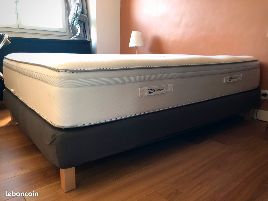 Lit 140x190 : matelas Simmons à mémoire de forme et sommier tapissier (image 1)