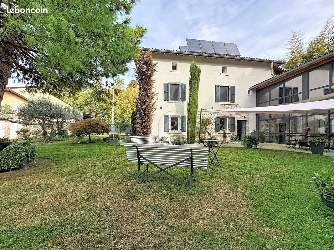 Maison 9 pièces 489 m² · à Saint-Prim · 489 m² · 1 180 000 €