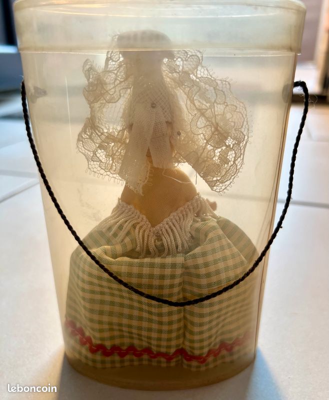 Lot De Deux Poupées Anciennes Dans Un Panier – Plastique Et Composite, Années 1900, Taille 8 Cm