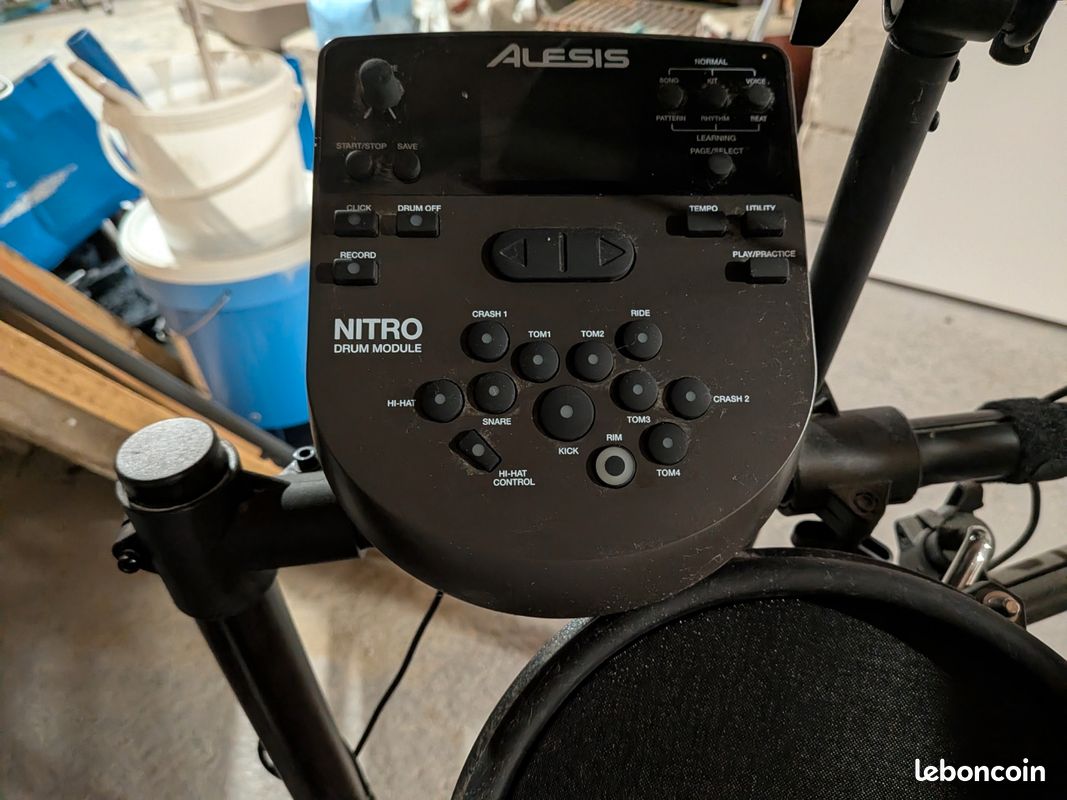 Batterie électronique Alesis Nitro Drum Module + tabouret (image 1)