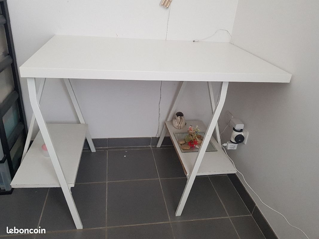 Bureau avec trépieds (image 1)