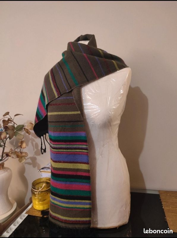 Écharpe marron à rayures colorées (image 1)