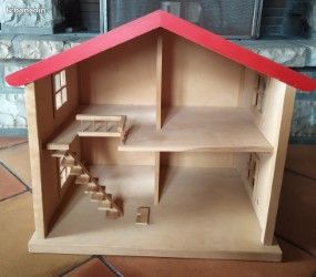 JOUET EN BOIS petite maison, son mobilier, sa petite vaisselle, sa petite famille (image 1)